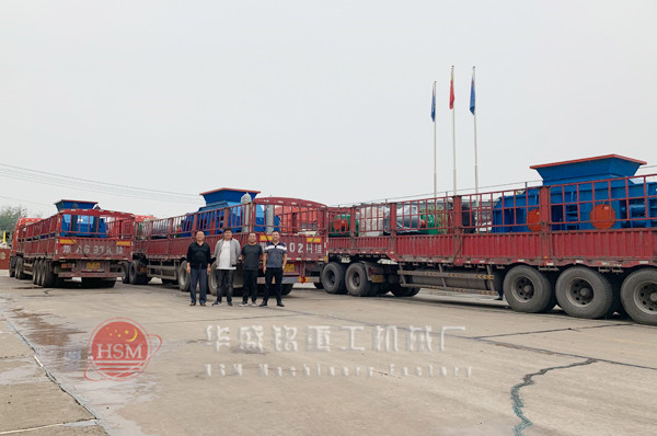 哈密客戶一次訂購十臺1510液壓對輥破碎機前三臺發(fā)貨現場